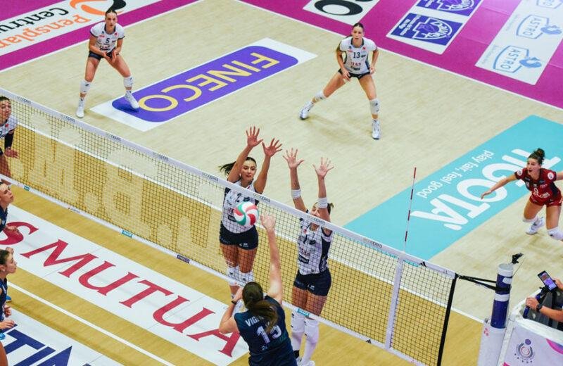 Attacco di Vighetto durante una partita di pallavolo femminile di Serie A