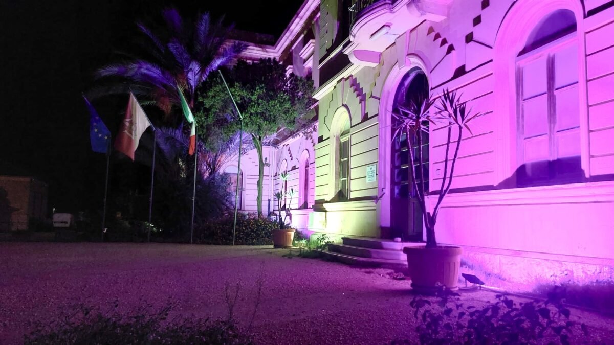Cittadella illuminata di rosa