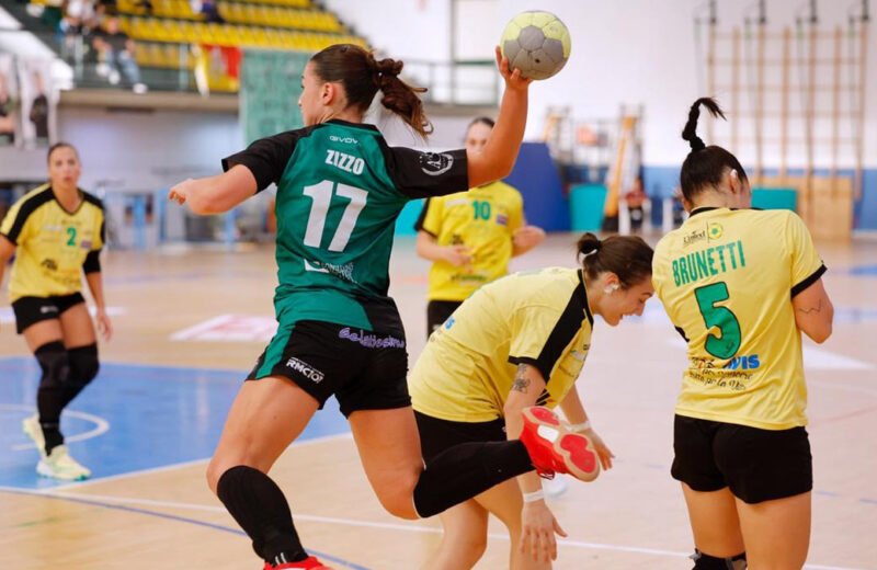 giocatrice dell’Handball Erice in azione contro Mestrino durante un match di pallamano femminile