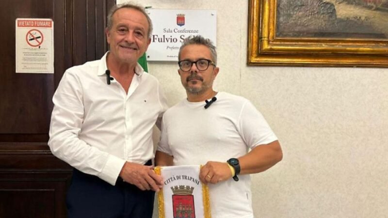 Trapani, Giuseppe Basile ha salvato un uomo in coma glicemico, ricevuto dal sindaco Tranchida