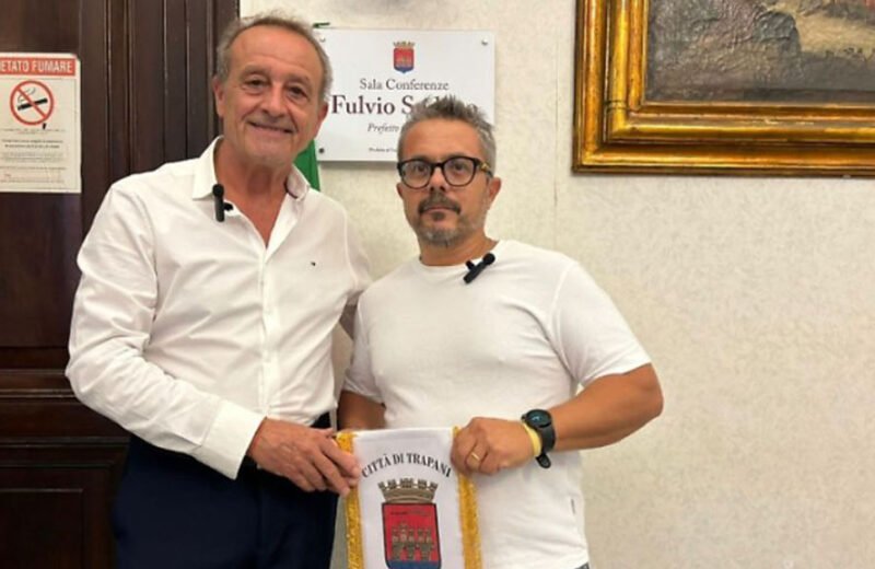 il Sindaco di Trapani assegna riconoscimento a Giuseppe-Basile-che salva-uomo-in-coma-glicemico.jpg