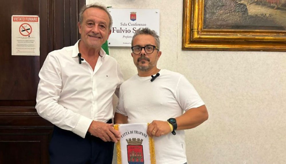 il Sindaco di Trapani assegna riconoscimento a Giuseppe-Basile-che salva-uomo-in-coma-glicemico.jpg