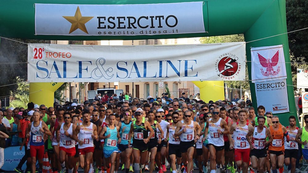 artenza del 28º Trofeo Sale e Saline a Trapani, corsa podistica con atleti e striscione dell’Esercito Italiano