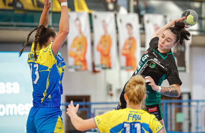 Giocatrice della Handball Erice in azione contro il Leno durante un match di pallamano femminile Serie A1