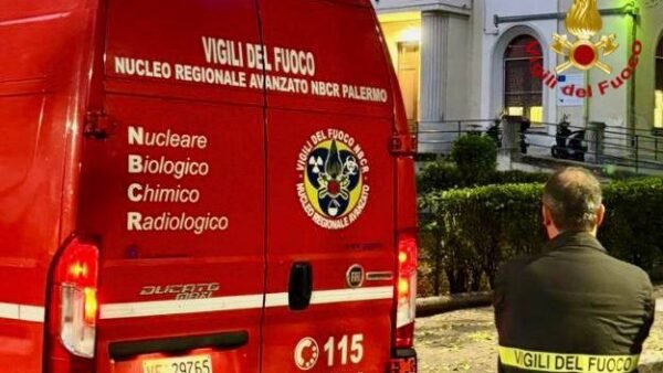 Vigili del fuoco in azione al reparto di Ginecologia del Civico per lo sversamento di una sostanza tossica