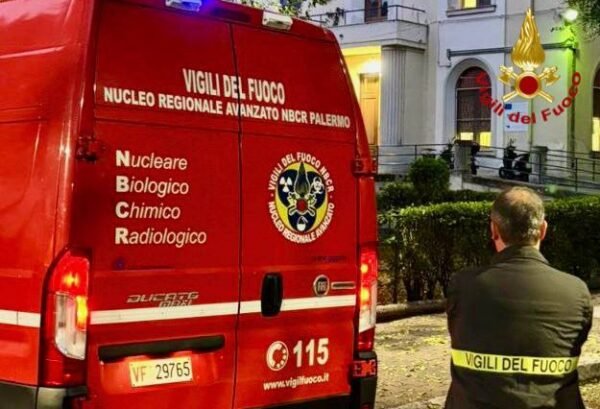 Vigili del fuoco in azione al reparto di Ginecologia del Civico per lo sversamento di una sostanza tossica