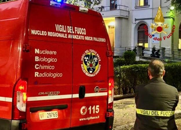 Vigili del fuoco in azione al reparto di Ginecologia del Civico per lo sversamento di una sostanza tossica