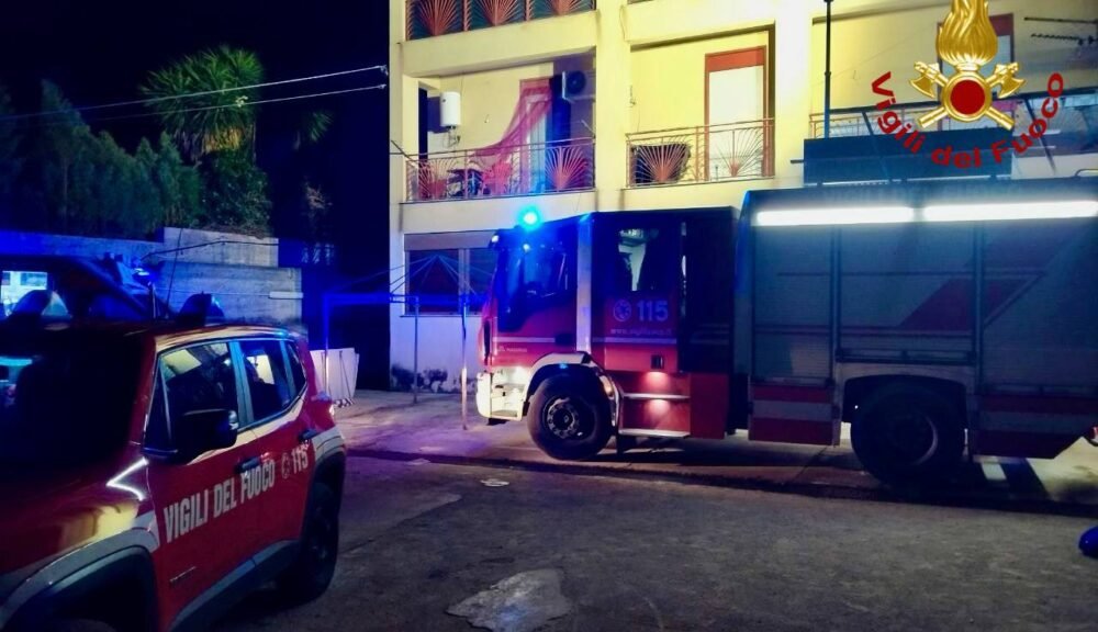 Vigili del fuoco in intervento notturno a Monreale per incendio in abitazione