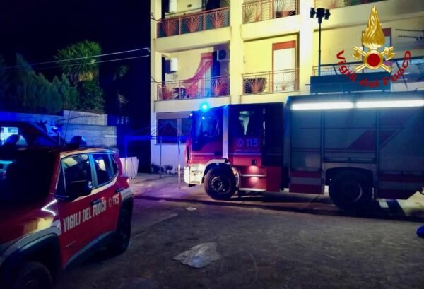 Vigili del fuoco in intervento notturno a Monreale per incendio in abitazione