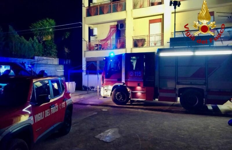 Vigili del fuoco in intervento notturno a Monreale per incendio in abitazione