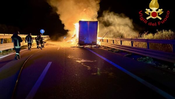 A19, incidente provoca incendio di un mezzo pesante