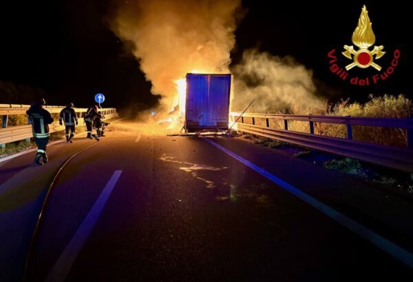 A19, incidente provoca incendio di un mezzo pesante