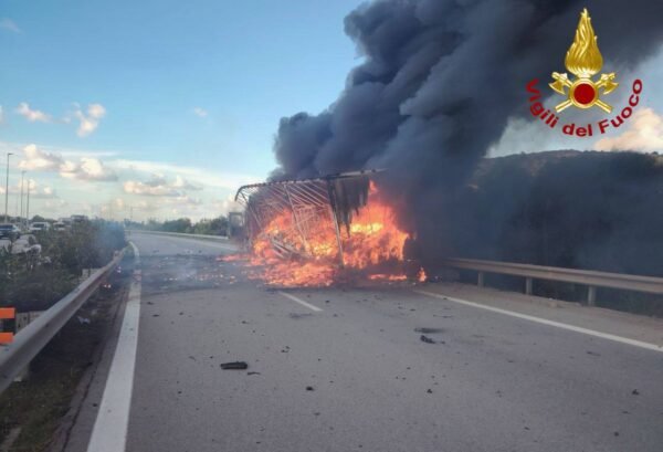 A19, a fuoco automezzo contenente abbigliamento, le foto dell’intervento dei vigili del fuoco