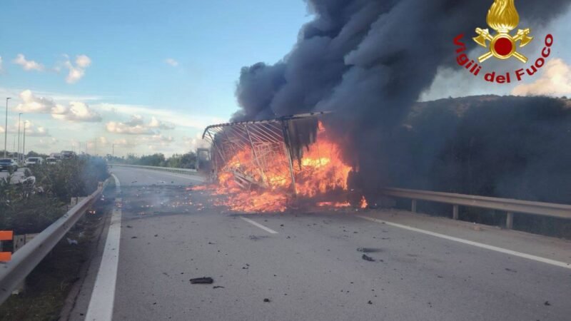 A19, a fuoco automezzo contenente abbigliamento, le foto dell’intervento dei vigili del fuoco