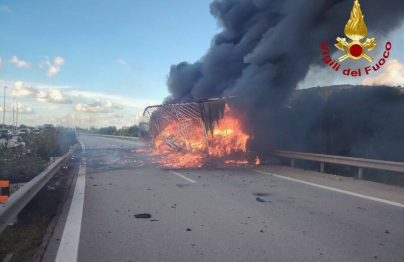 A19, a fuoco automezzo contenente abbigliamento, le foto dell’intervento dei vigili del fuoco