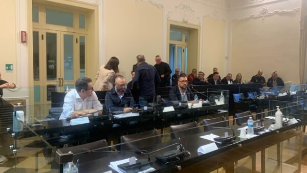 Pala Shark, nota riservata e altra seduta in forse