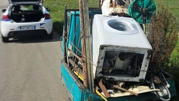 Polizia locale sorprende uomo intento a scaricare rifiuti speciali