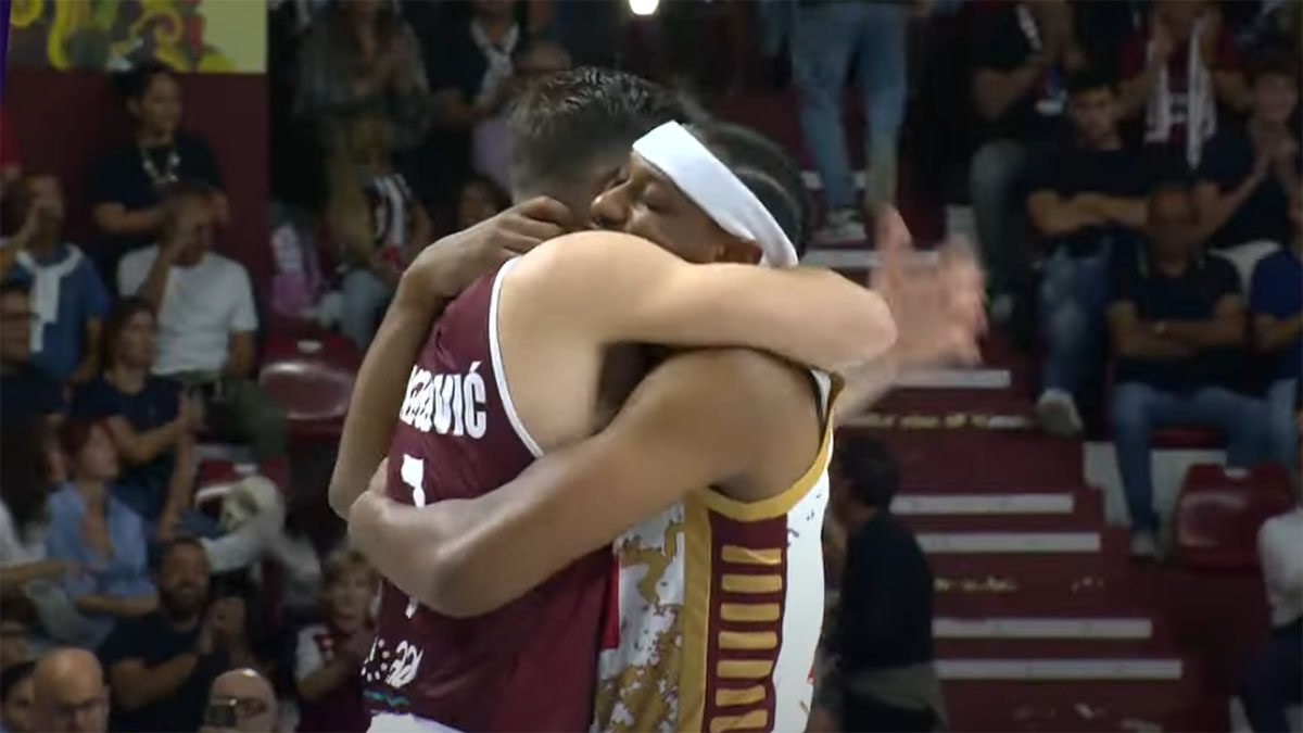 Abbraccio tra Alibegovic e Horton in occasione della partita di basket Trapani Venezia del 12-10-2025