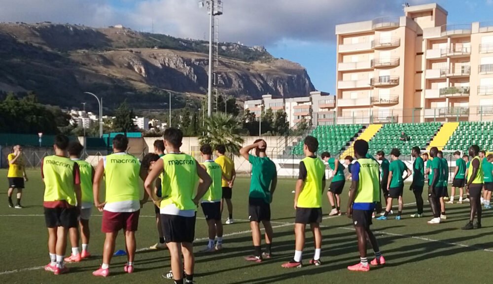 Allenamento dell’Accademia Trapani sul campo con vista su Monte Erice