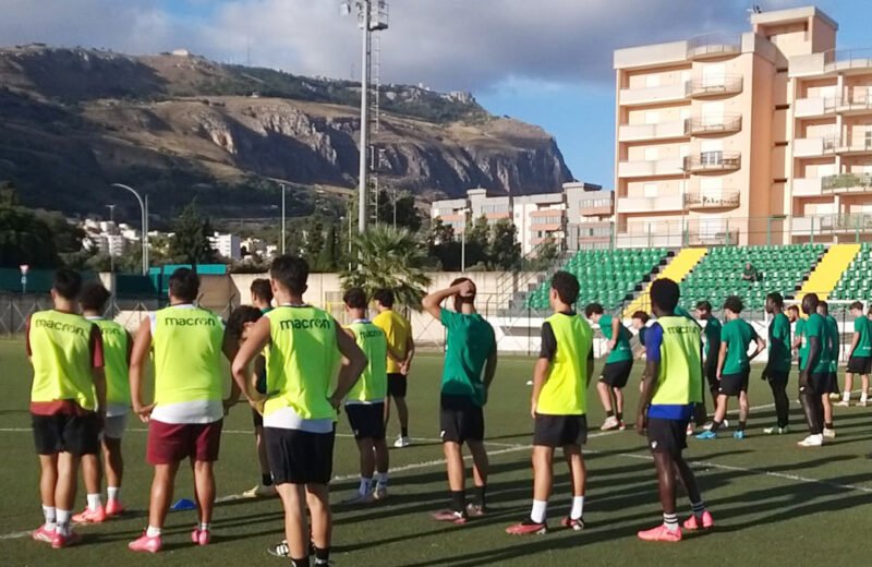 Allenamento dell’Accademia Trapani sul campo con vista su Monte Erice