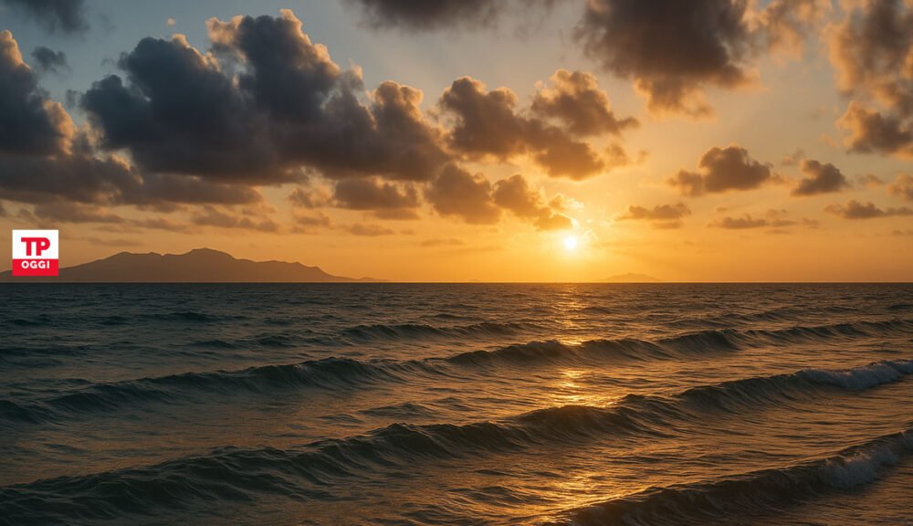 Tramonto nuvoloso sul mare di Trapani con le Isole Egadi sullo sfondo