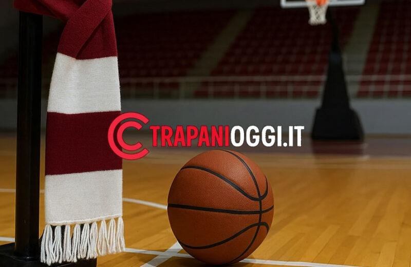 Pallone da basket e sciarpa granata su campo indoor – TrapaniOggi