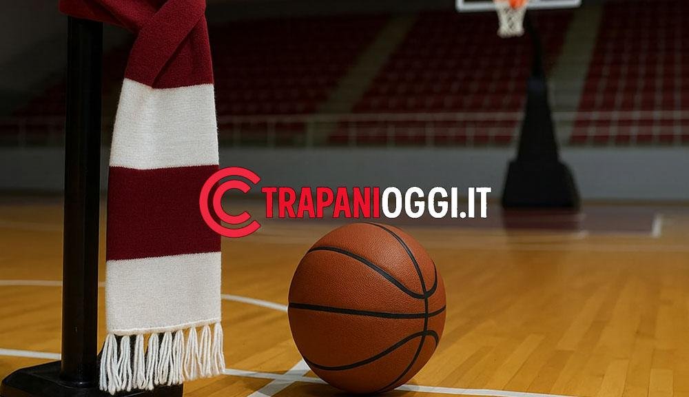 Pallone da basket e sciarpa granata su campo indoor – TrapaniOggi