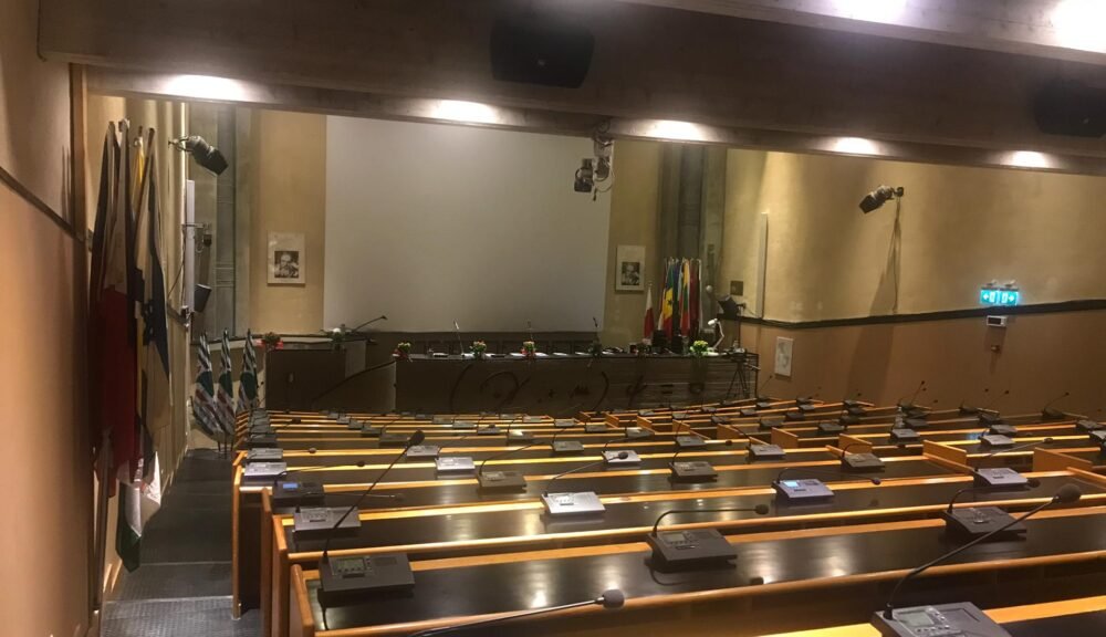 ula conferenze della Fondazione Erice con sedute e podio