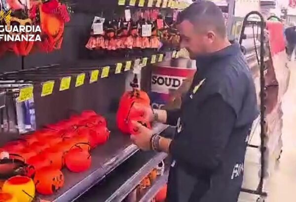 GdF Caltanissetta: sequestrati oltre 7 mila articoli irregolari