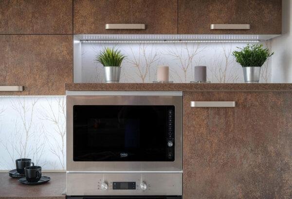 forno da incasso moderno in cucina con mobili effetto ruggine