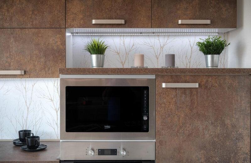 forno da incasso moderno in cucina con mobili effetto ruggine