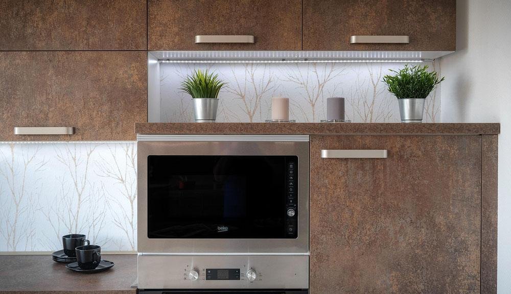 forno da incasso moderno in cucina con mobili effetto ruggine