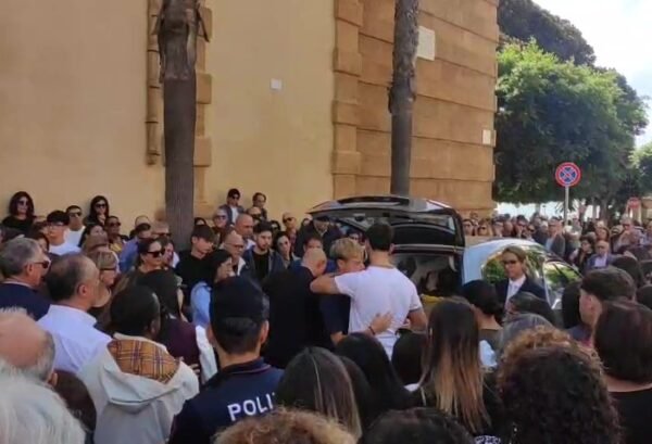 Funerale Maria Cristina Gallo. Il figlio Vincenzo: “Grazie di aver vissuto l’amore e la speranza”