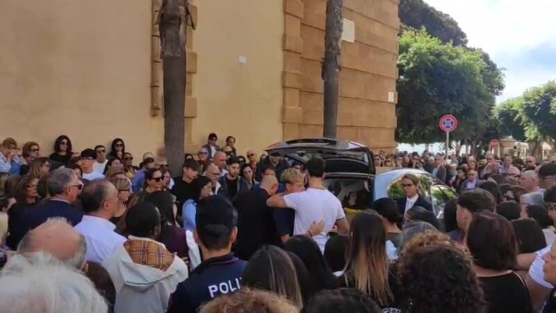 Funerale Maria Cristina Gallo. Il figlio Vincenzo: “Grazie di aver vissuto l’amore e la speranza”