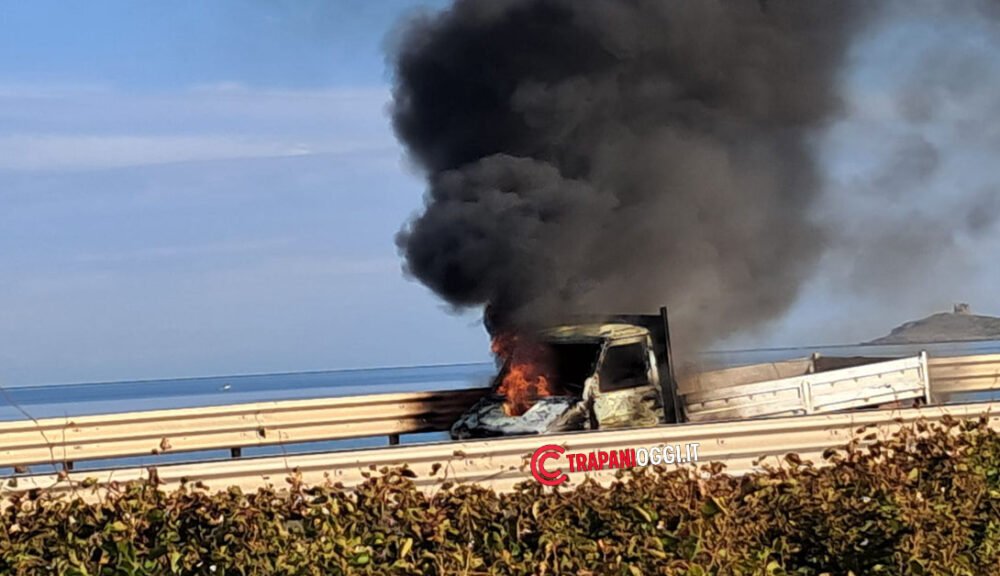 Furgone in fiamme sull’autostrada nei pressi di Isola delle Femmine