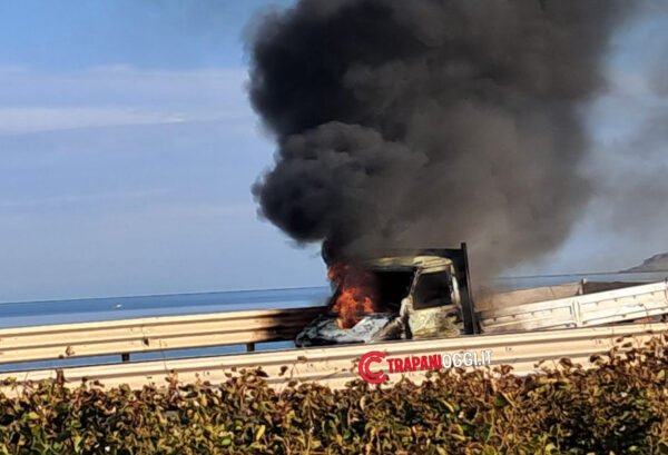 Furgone in fiamme sull’autostrada nei pressi di Isola delle Femmine