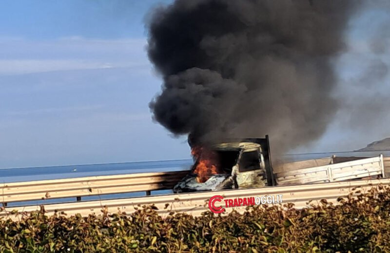 Furgone in fiamme sull’autostrada nei pressi di Isola delle Femmine