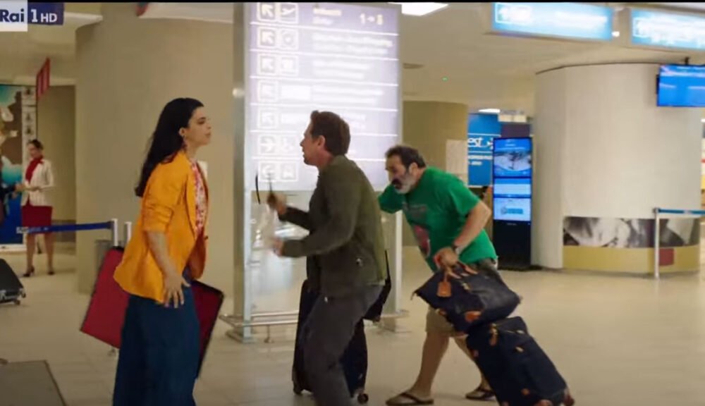 Scena di Makari 4 ambientata in aeroporto con i protagonisti in arrivo in Sicilia
