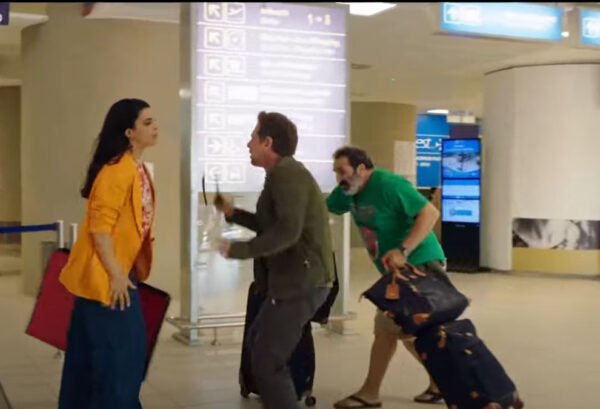 Scena di Makari 4 ambientata in aeroporto con i protagonisti in arrivo in Sicilia