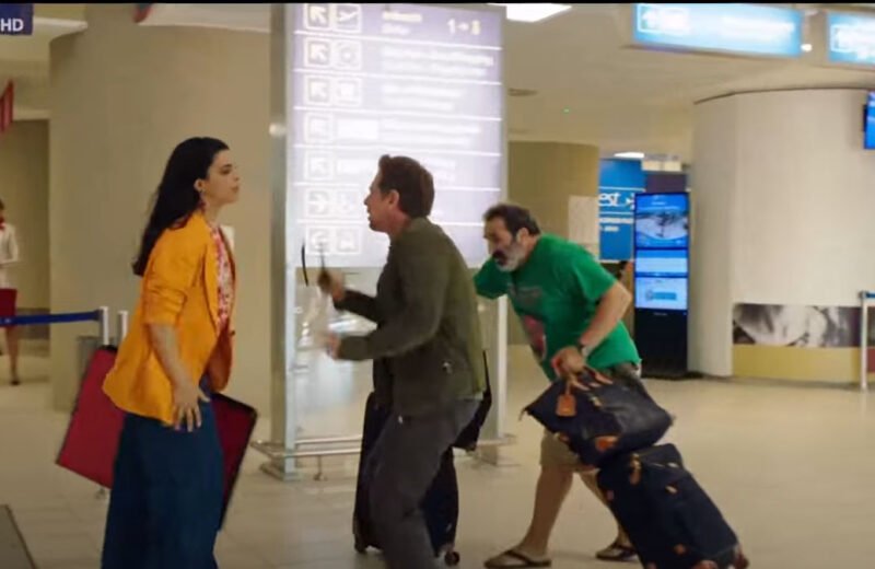 Scena di Makari 4 ambientata in aeroporto con i protagonisti in arrivo in Sicilia