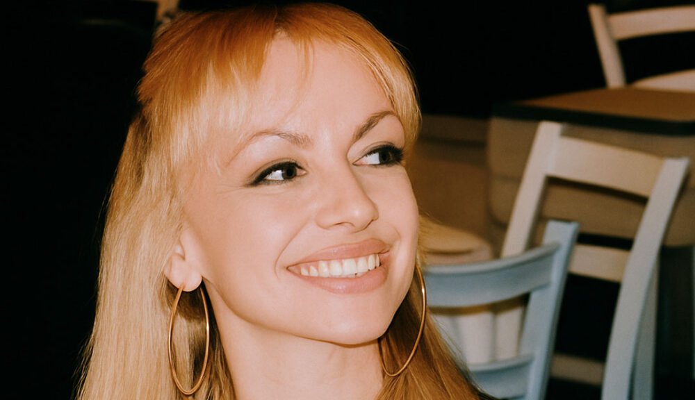 Ritratto sorridente di Cristina Gallo, immagine migliorata digitalmente