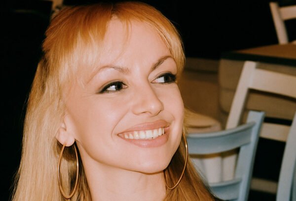 Ritratto sorridente di Cristina Gallo, immagine migliorata digitalmente