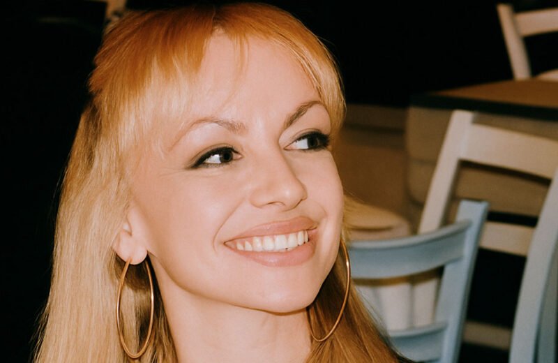 Ritratto sorridente di Cristina Gallo, immagine migliorata digitalmente