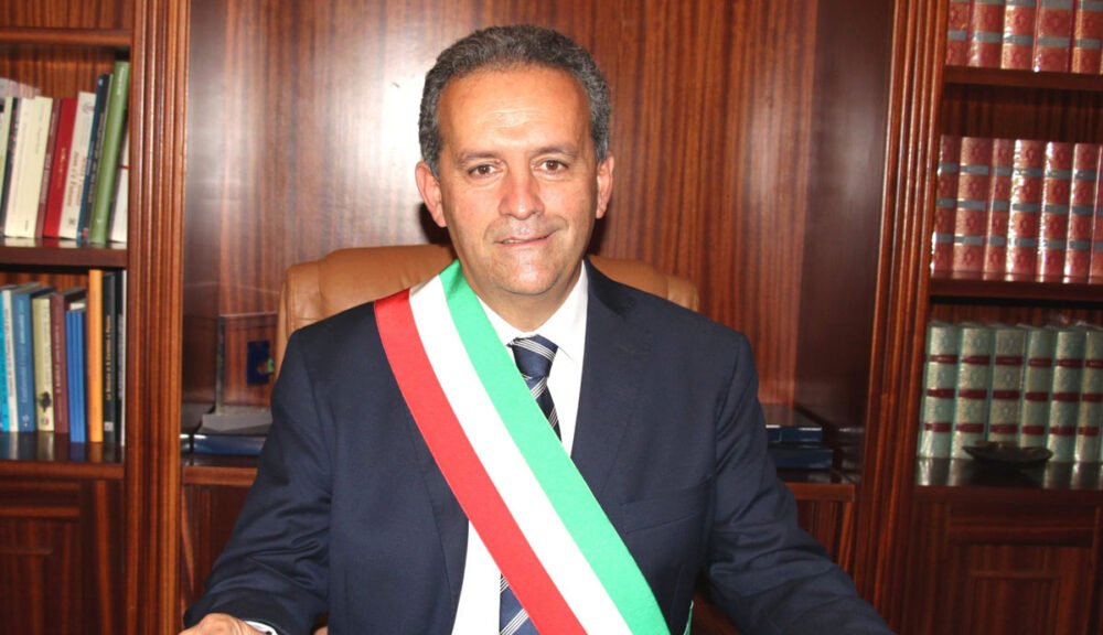 Massimo grillo sindaco di Marsala con fascia tricolore nel sui ufficio al Comune