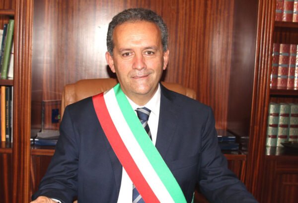 Massimo grillo sindaco di Marsala con fascia tricolore nel sui ufficio al Comune