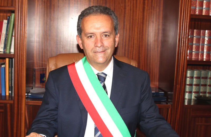 Massimo grillo sindaco di Marsala con fascia tricolore nel sui ufficio al Comune