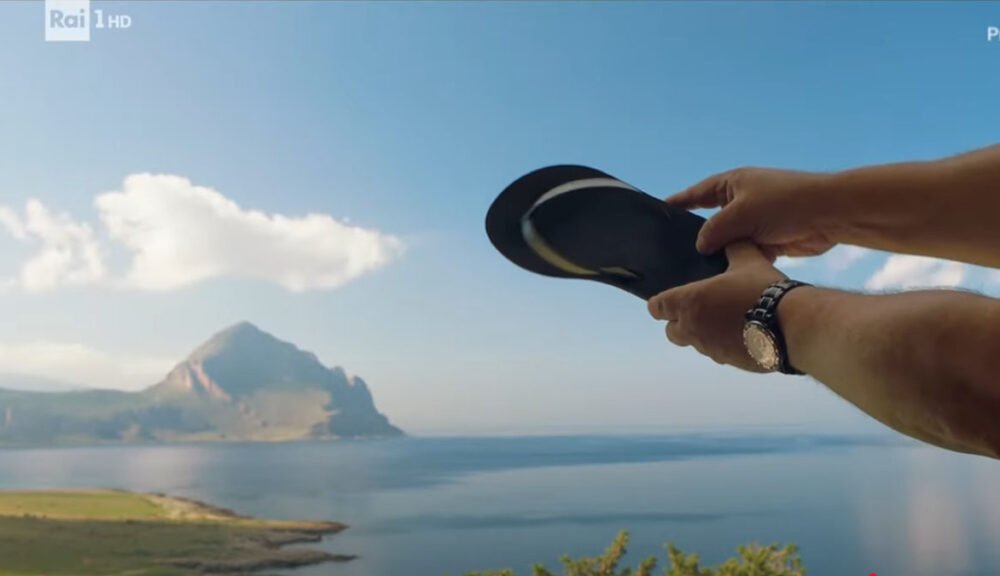 Scena dalla fiction Rai Makari 4 con vista su Monte Cofano