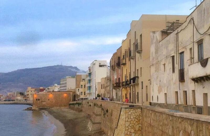 Mura di Tramontana a Trapani al tramonto sul mare – foto © italia.it