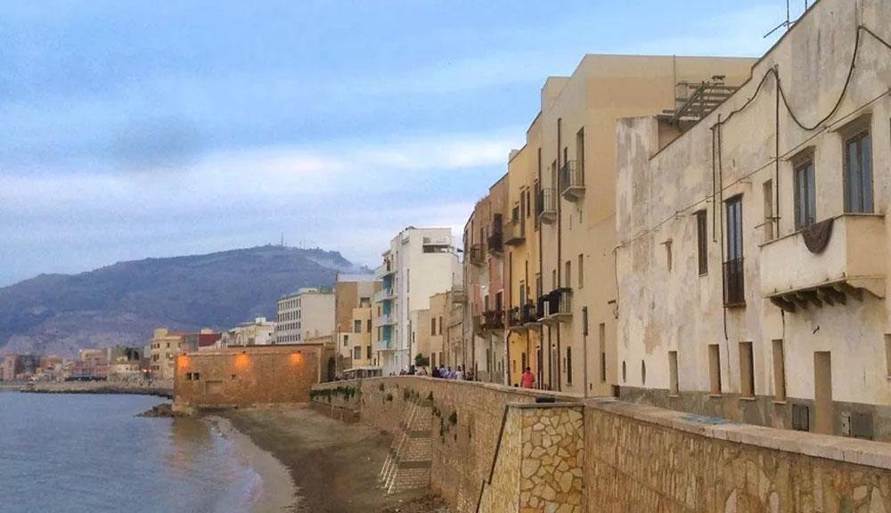 Mura di Tramontana a Trapani al tramonto sul mare – foto © italia.it