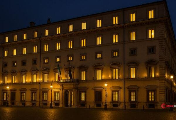 Raffigurazione notturna di Palazzo Chigi illuminato a Roma, sede del Governo italiano